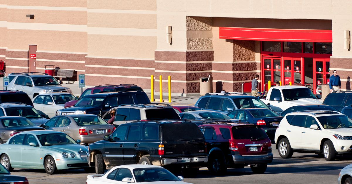 How to Avoid a Parking Lot Accident During the Holiday Shopping Season